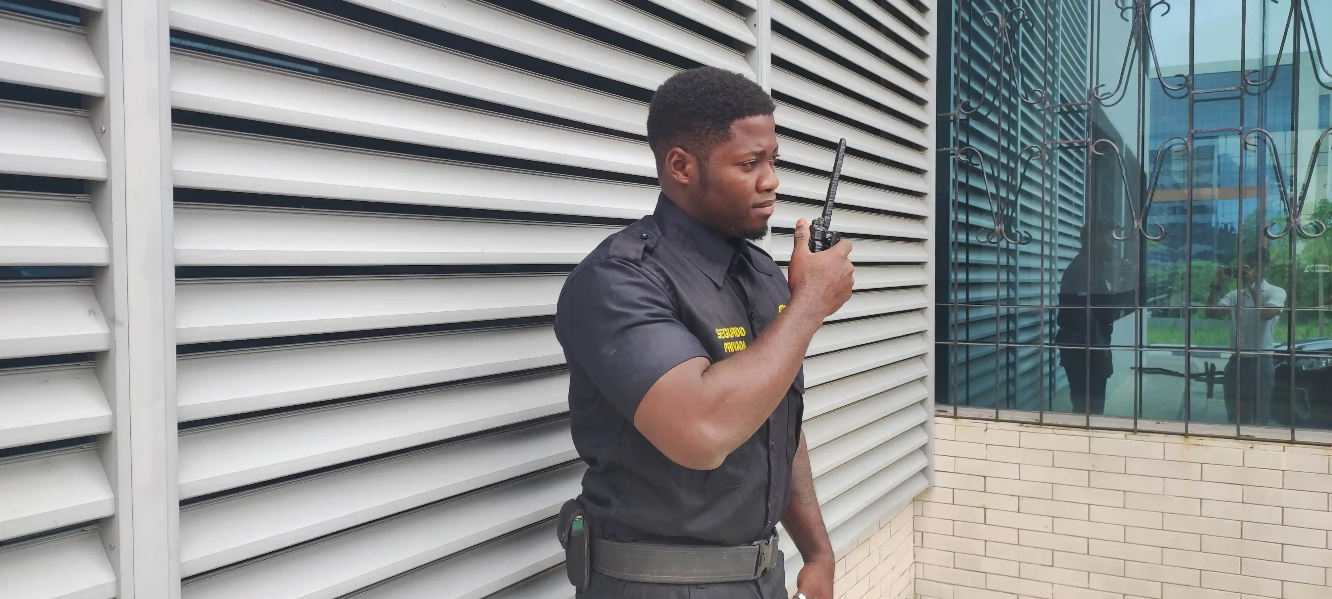 Imagen de una cámara de seguridad en una empresa vigilando por posibles intrusos o ladrones